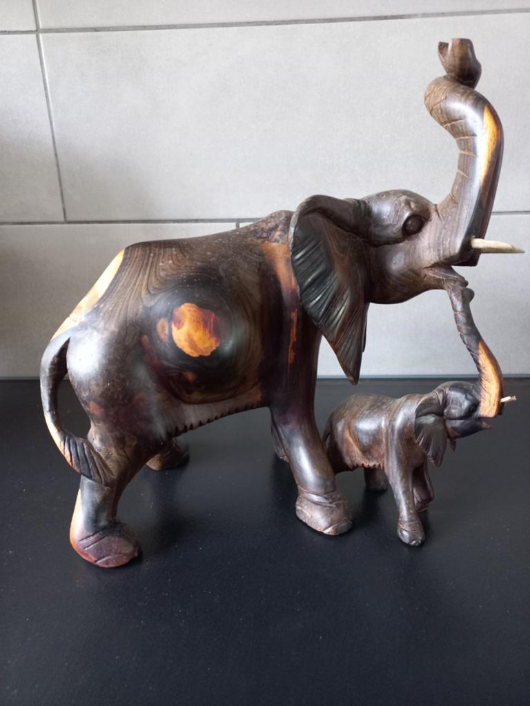 Houten olifant met jong, Ophalen