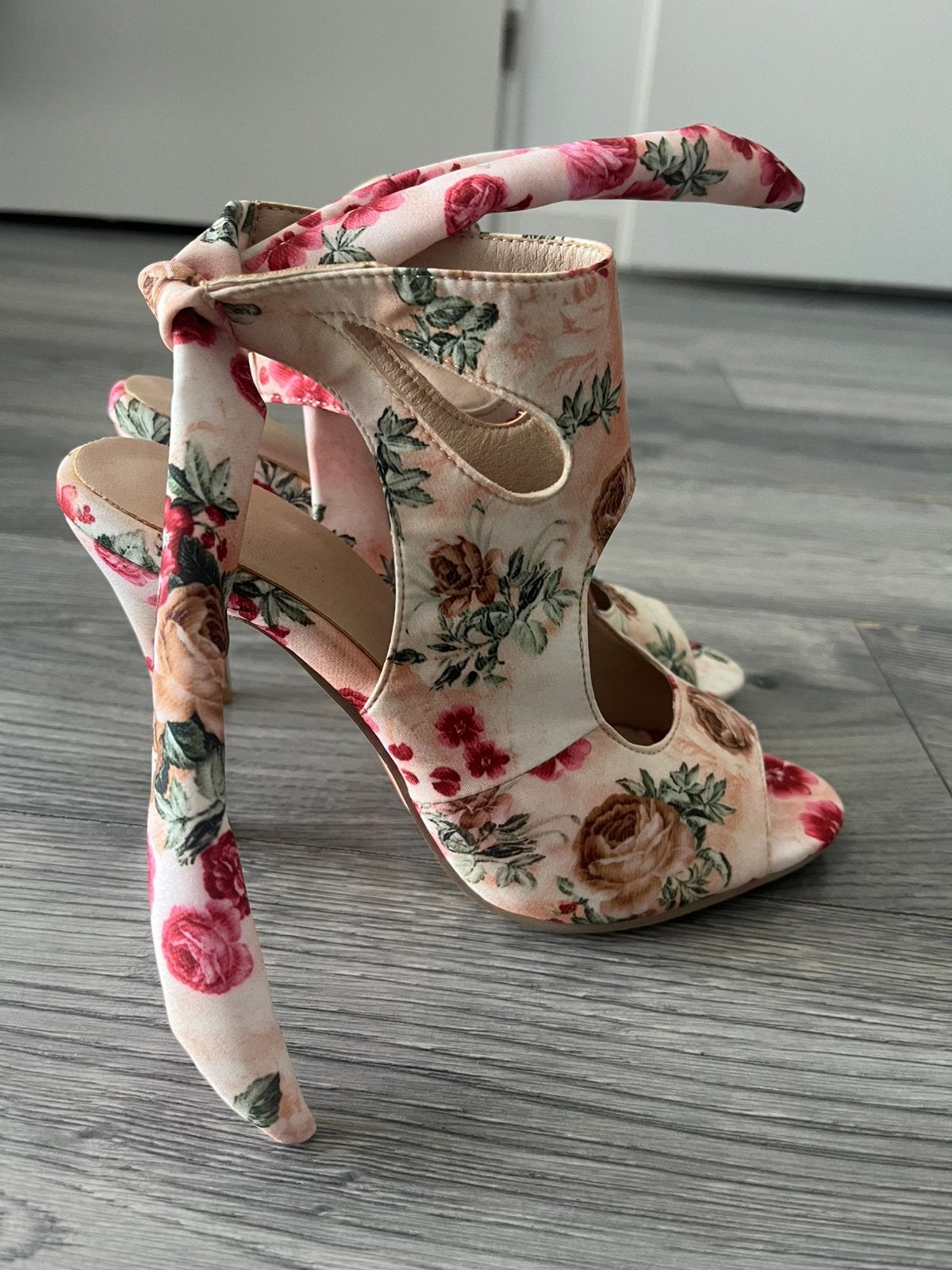 Prachtige Bloemen High Heels /Hakken met Enkellint - Maat 37, Ophalen, Zo goed als nieuw, Wit