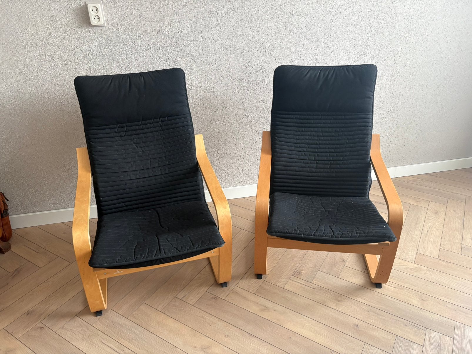 Twee zwarte Poäng stoelen, Ophalen, Zo goed als nieuw, 75 tot 100 cm, 50 tot 75 cm