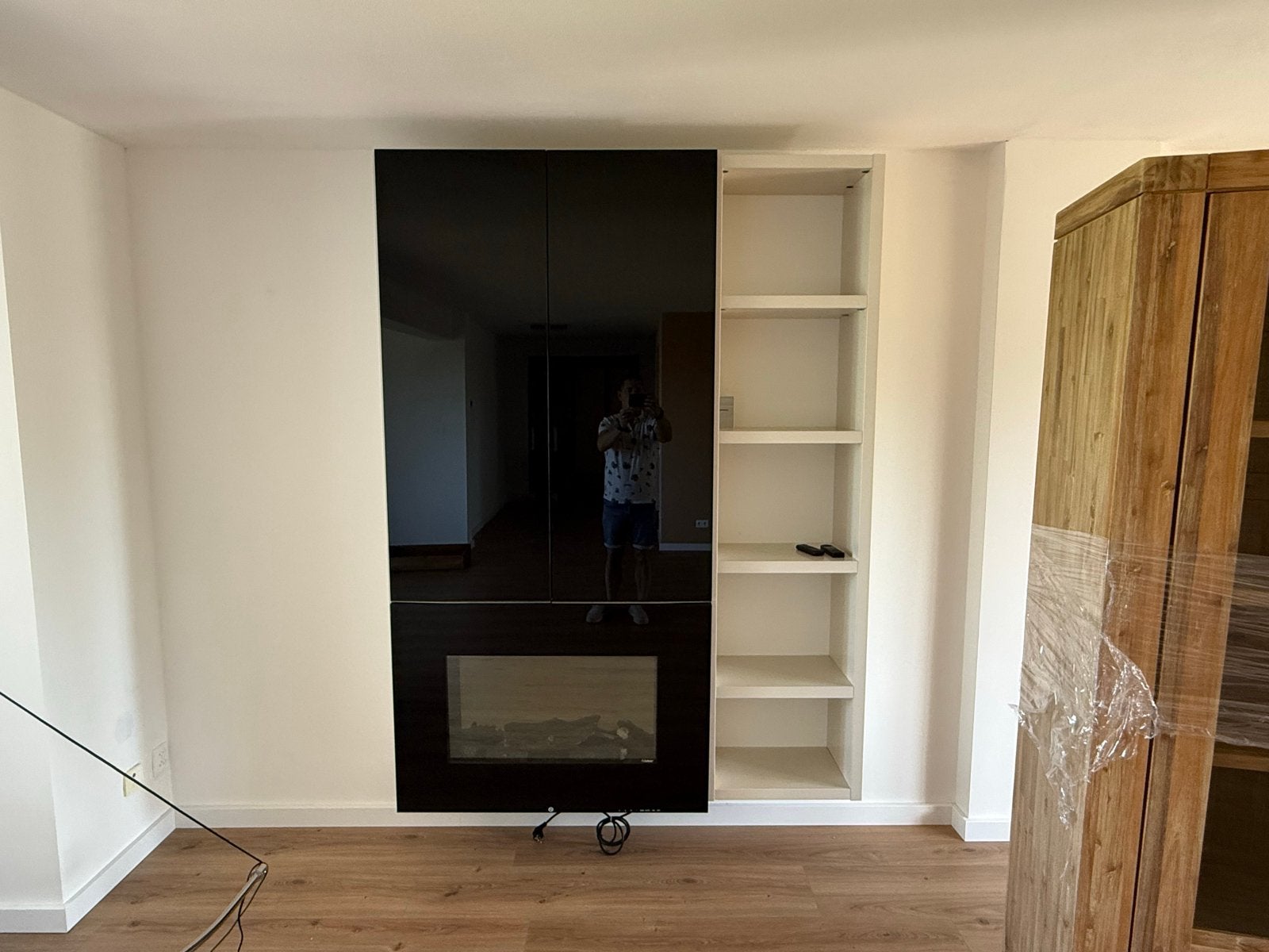 Mooie hang wandkast met houtendeuren opdeuren glas