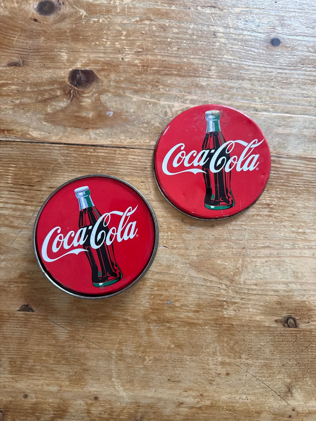 Set van 3 Coca-Cola onderzetters met blik houder, Ophalen, Gebruikt, Glasonderzetter, Metaal