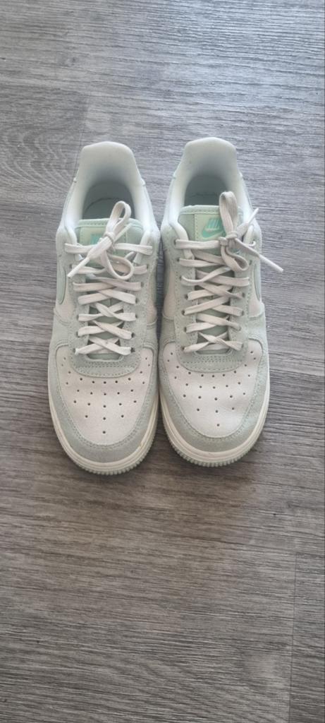Nike Air Force 1 Low - Lichtgroen Suede Sneakers, Nike, Ophalen of Verzenden, Groen, Sneakers of Gympen