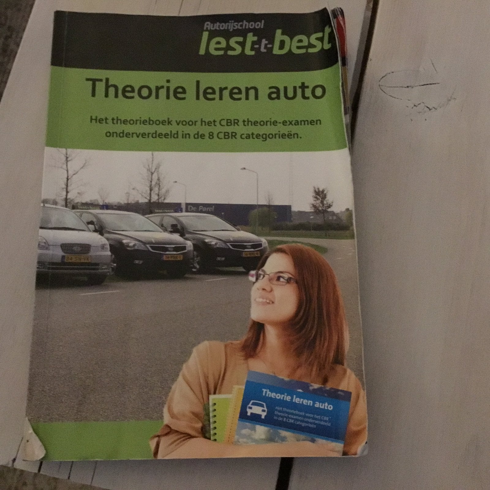 Theorie boek auto rijden examen., Ophalen of Verzenden, Gelezen