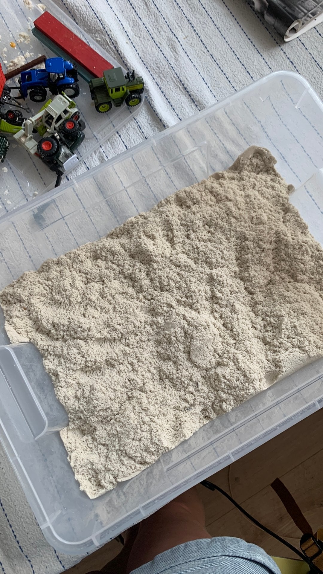 Kinetic sand (doos + deksel krijg je erbij!), Kinderen en Baby's, Speelgoed | Educatief en Creatief, Ophalen, Gebruikt