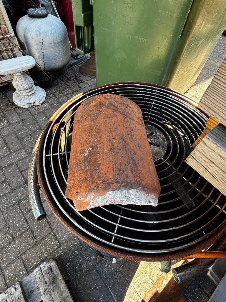 Oud Hollandse nokvorsten, zwart en rood, € 15,- p/st, Doe-het-zelf en Verbouw, Ophalen, Gebruikt, Minder dan 5 m², Dakpannen
