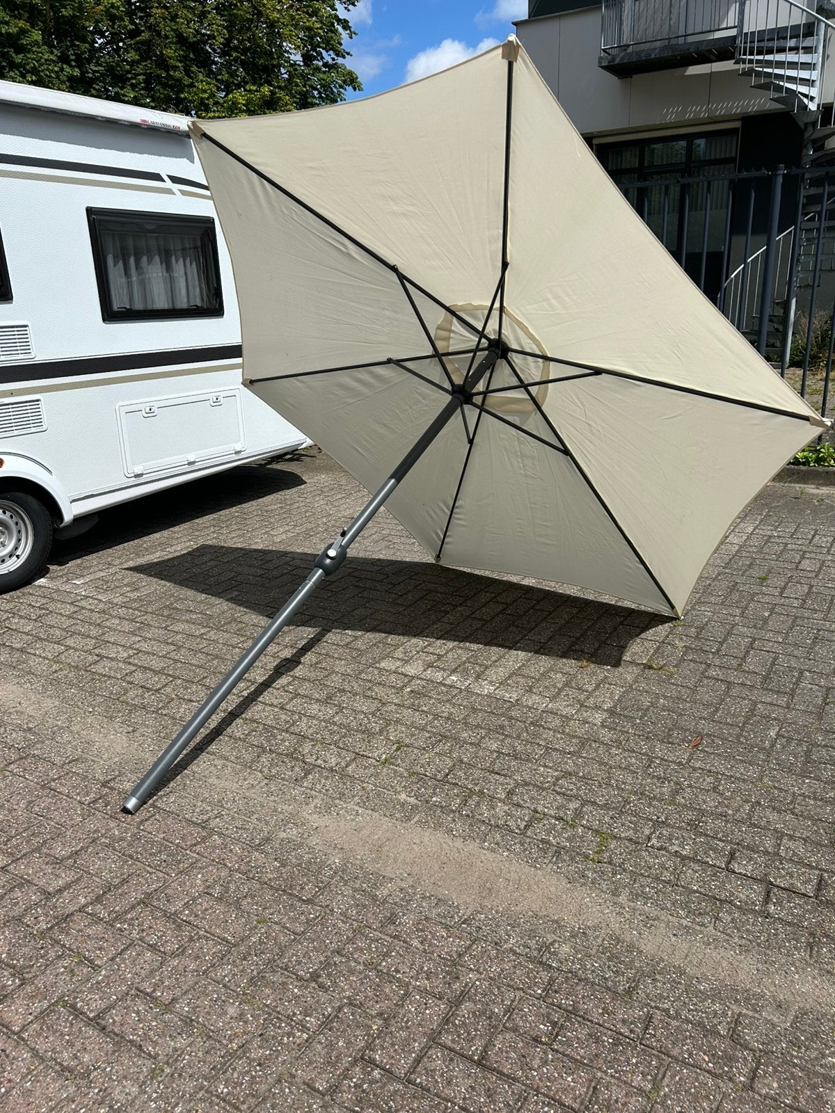 Parasol diameter 300cm met hoes ervoor, Ophalen, Zo goed als nieuw