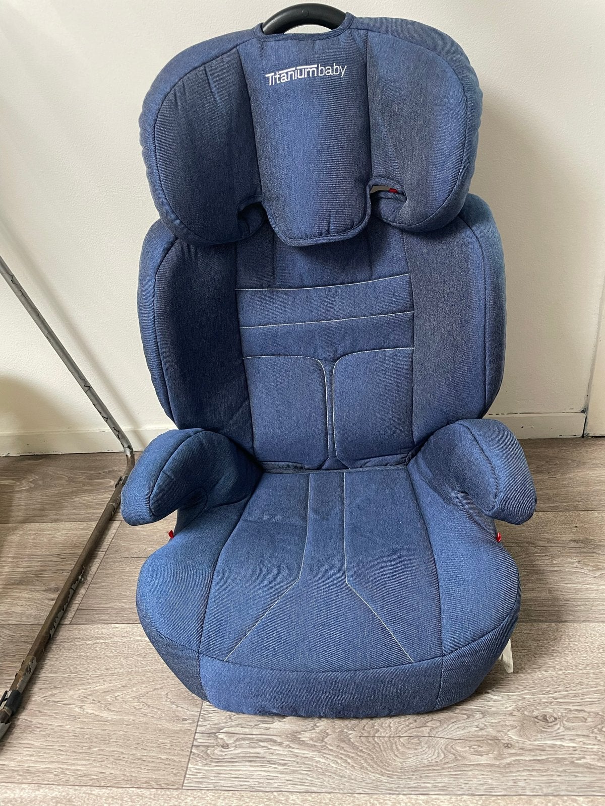 Titaniumbaby autostoel - Blauw, Autogordel of Isofix, Verstelbare rugleuning, Zo goed als nieuw, 9 t/m 36 kg