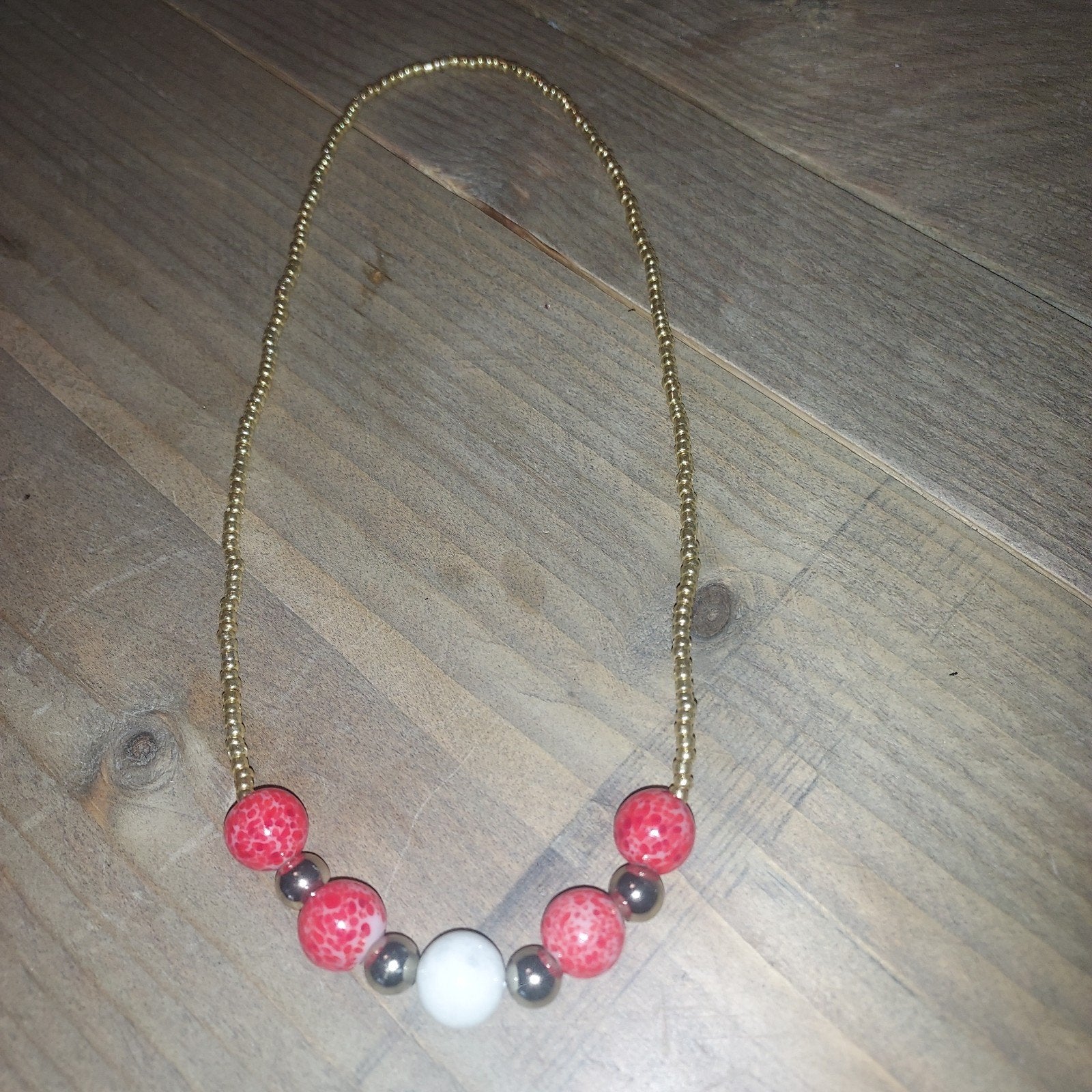Gouden ketting met rode en witte kralen, Sieraden, Tassen en Uiterlijk, Ophalen of Verzenden, Nieuw, Goud, Overige materialen
