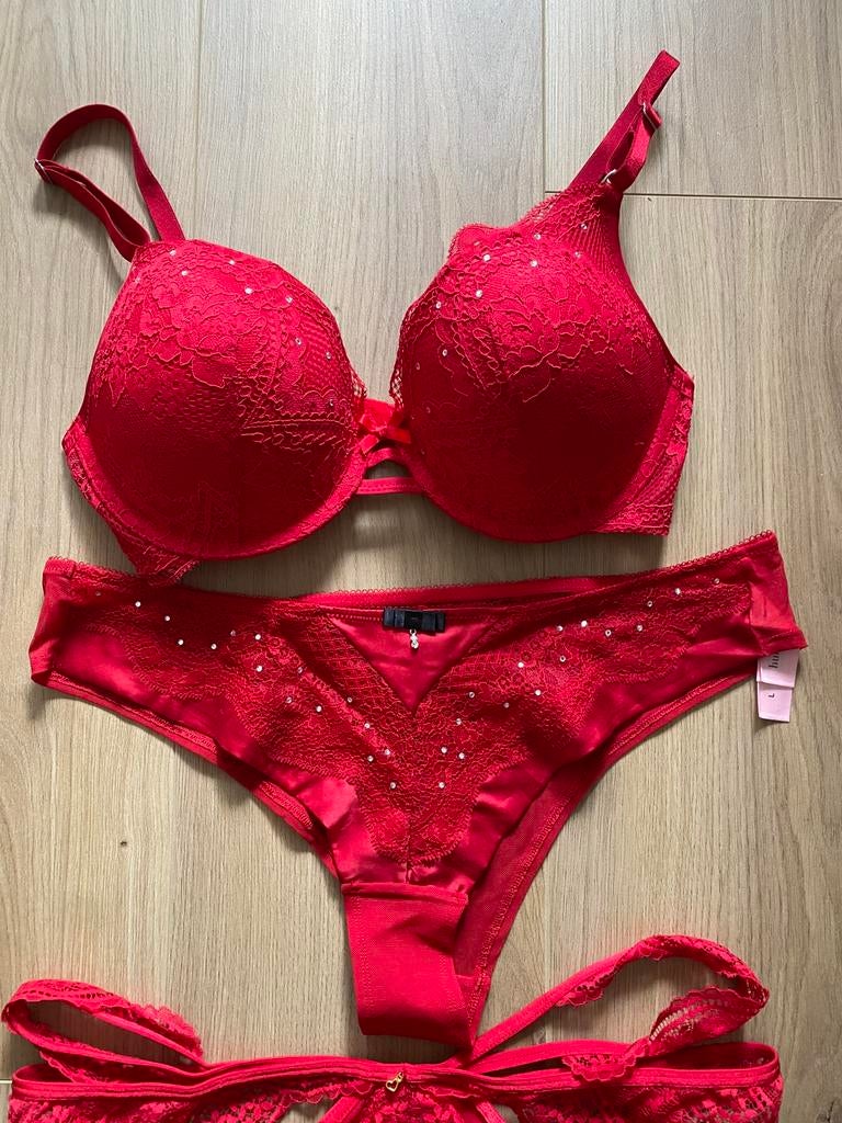 Nieuw hunkemoller bh 75D string slip jarretels set L M, Ophalen of Verzenden, Rood, Setje