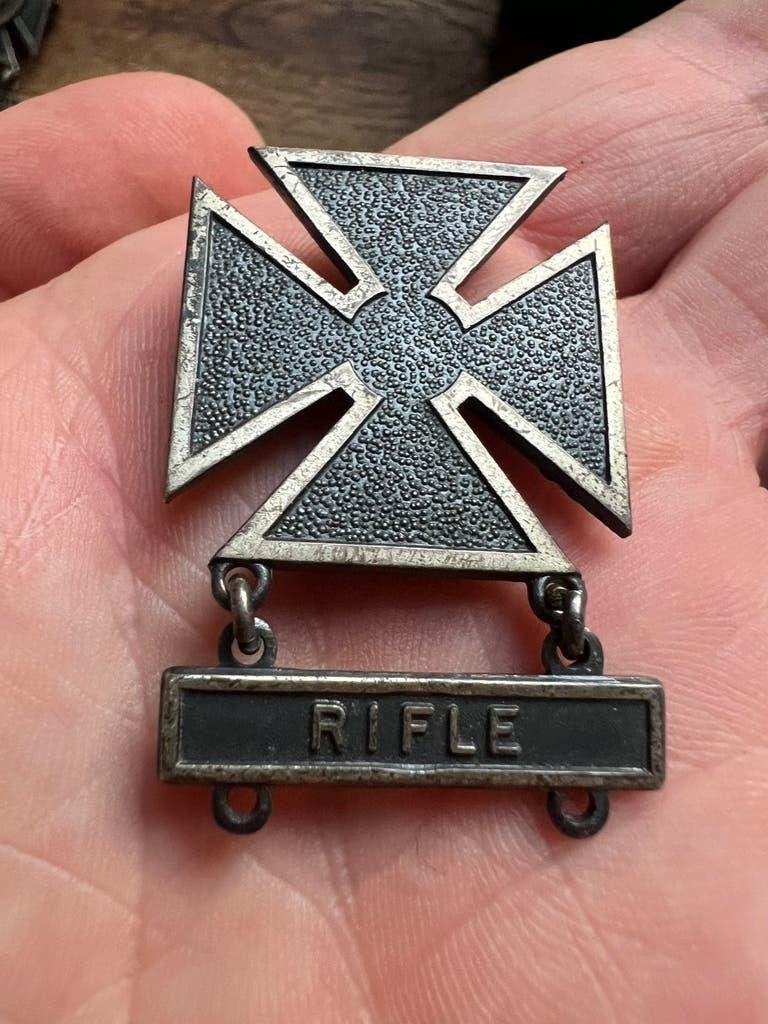 WO2 Amerikaans STERLING Marksman Badge Rifle M1 Garand, Verzenden, Nederland, Boek of Tijdschrift