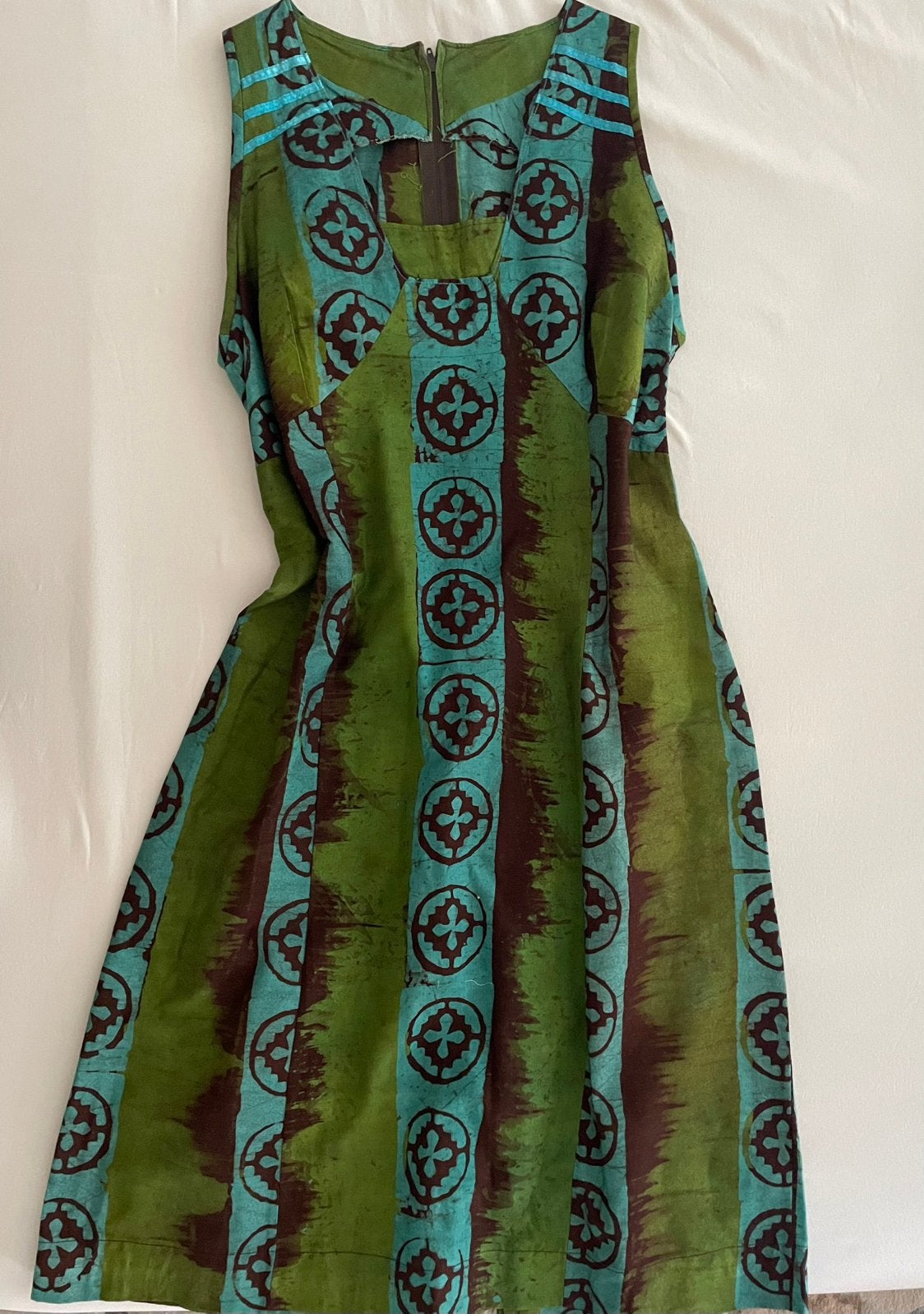Exclusieve jurk van Ghana stof., Kleding | Dames, Jurken, Ophalen of Verzenden, Zo goed als nieuw, Maat 38/40 (M), Onder de knie