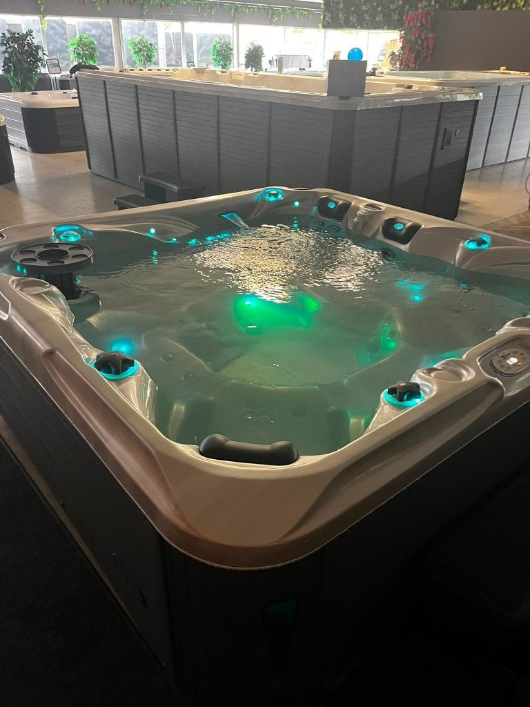 LUXE SPA / JACUZZI 6-PERS. 1 LIGPLAATS | 230 X 230 CM