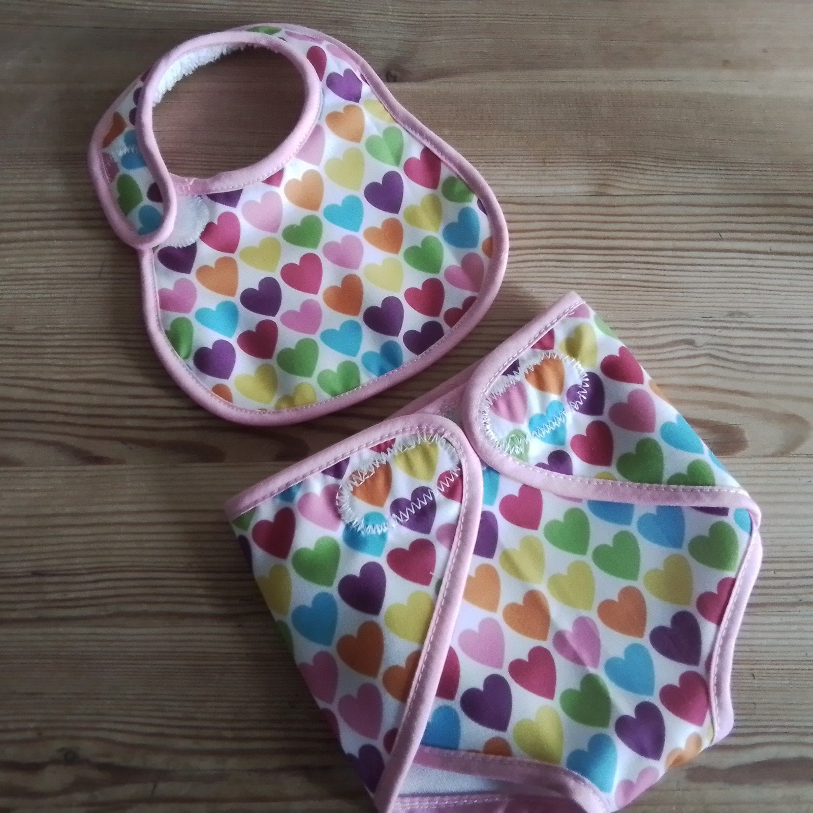 Poppenkleertjes -  " HARTJES-SETJE "   POPPENLUIER en SLAB, Ophalen of Verzenden, Nieuw, Babypop