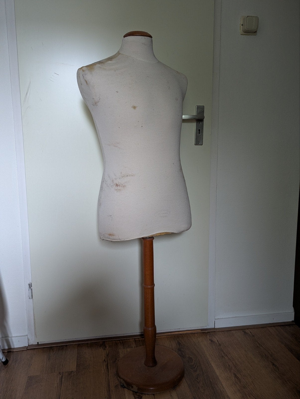 Vintage paspop op houten standaard, Ophalen