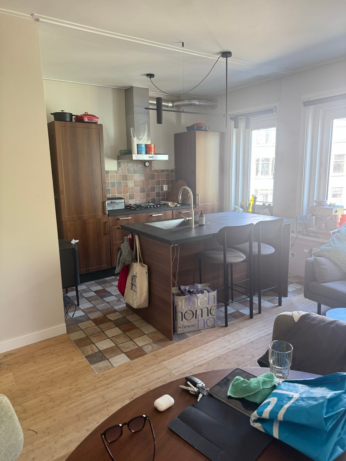 Foto 5 van Moderne keuken met kookeiland en inbouwapparatuur