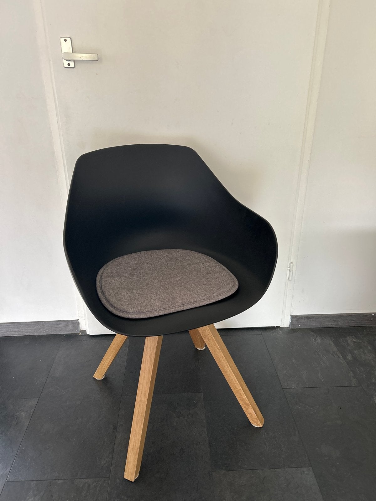 Moderne zwarte stoel met houten poten en kussen, Gebruikt, Zwart, Ophalen of Verzenden, Eén