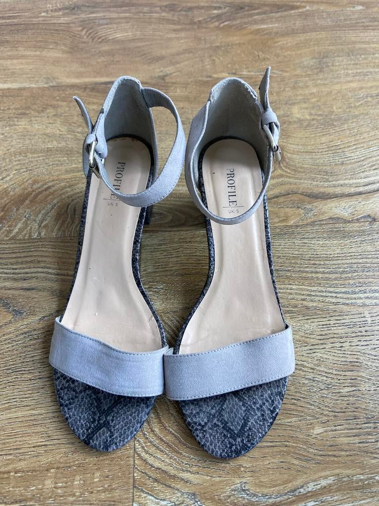 Hakken met ‘slangen’leer maat 38, Kleding | Dames, Schoenen, Schoenen met lage hakken, Ophalen of Verzenden, Zo goed als nieuw