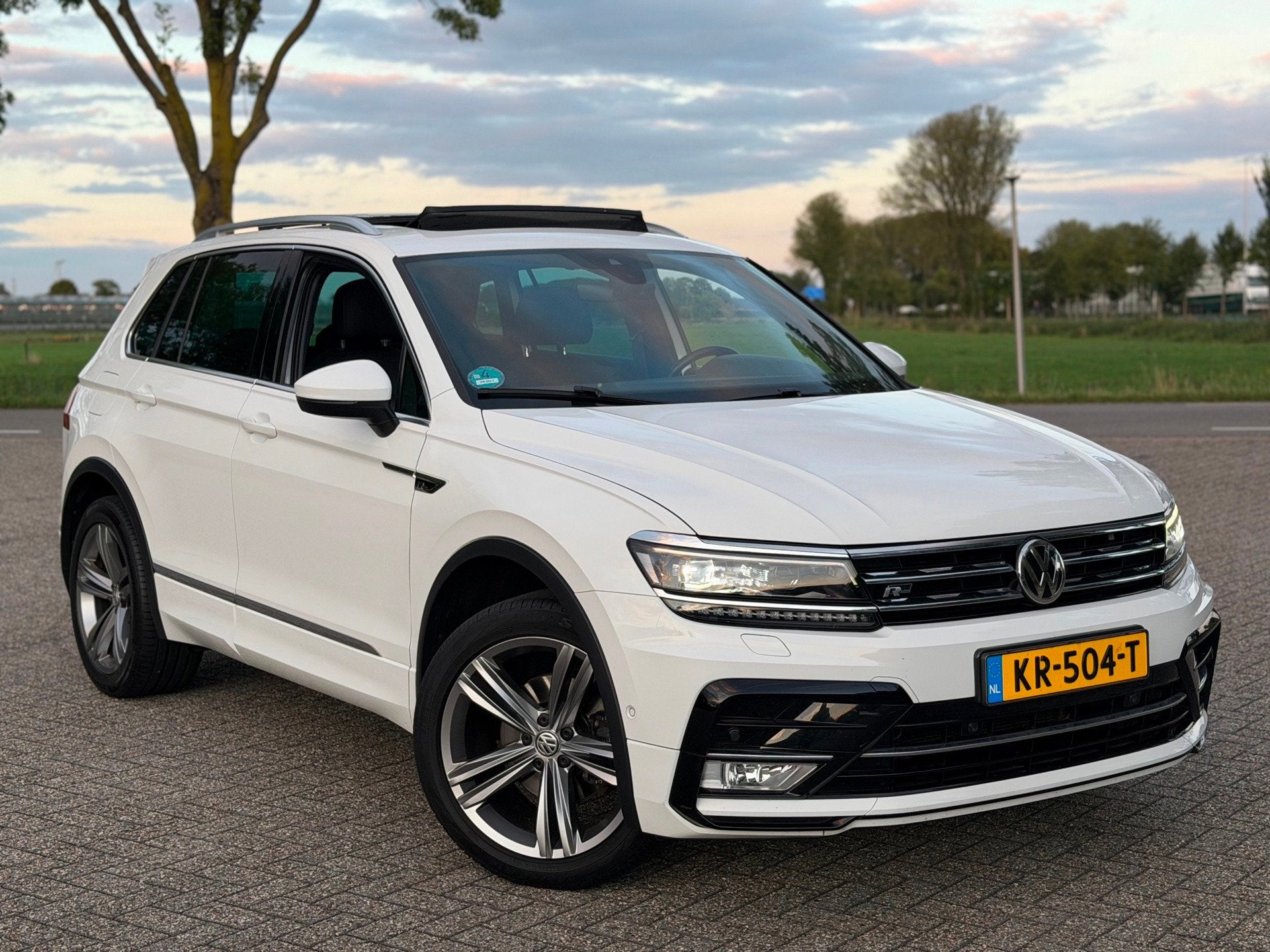 Volkswagen Tiguan 1.4 TSI 125PK (bj 11-2016) R-Line PANO|CAM, Voorwielaandrijving, Dealer onderhouden, 125 pk, Gebruikt