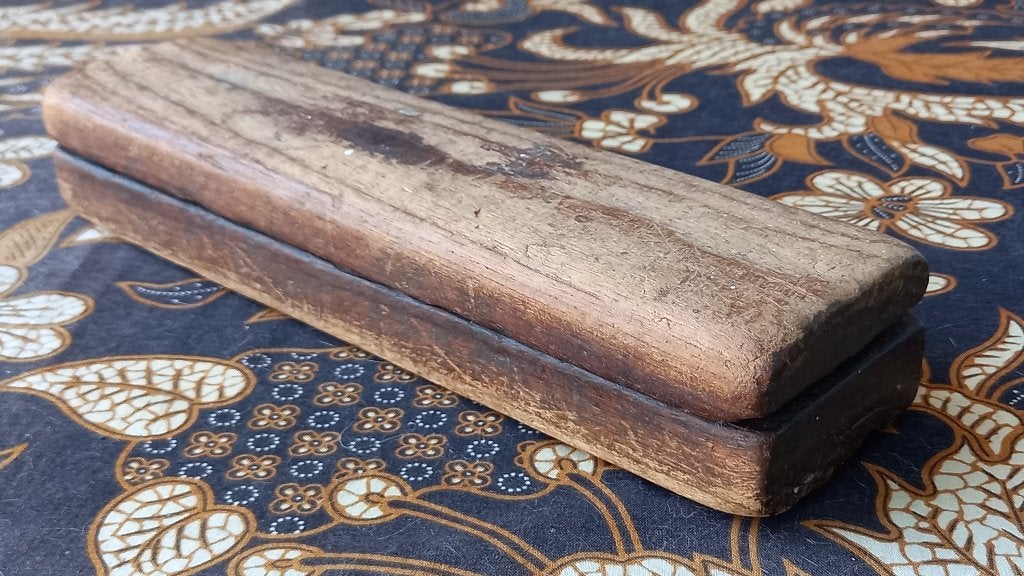Antieke wetsteen uit Engeland in houten kistje 26,5 cm., Ophalen of Verzenden