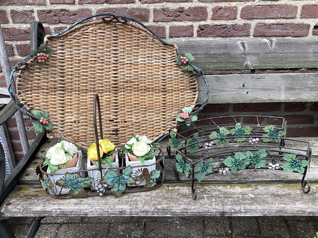 Tuin decoratie met brocante uitstraling dienblad flessenrek, Tuin en Terras, Tuinwanddecoratie, Ophalen of Verzenden, Gebruikt