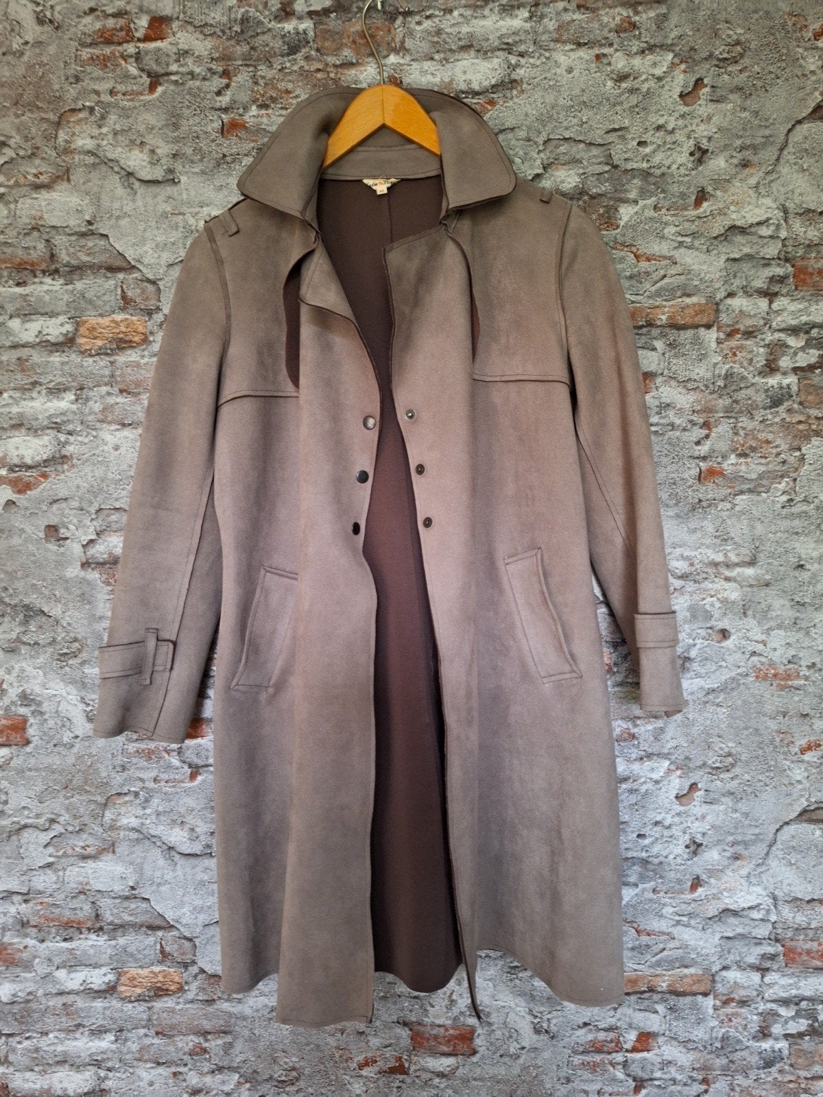 Stijlvolle suède-look trenchcoat - Maat M, Maat 38/40 (M), Bruin, Nieuw, Ophalen of Verzenden