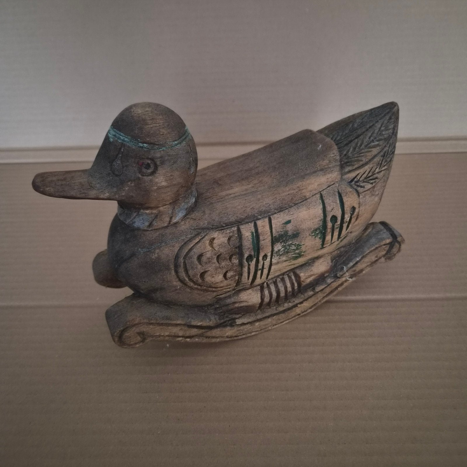 Houten eend op schommel, 22 cm hoog, 27 cm lang, Antiek en Kunst, Kunst | Beelden en Houtsnijwerken, Handgemaakt, Ophalen of Verzenden