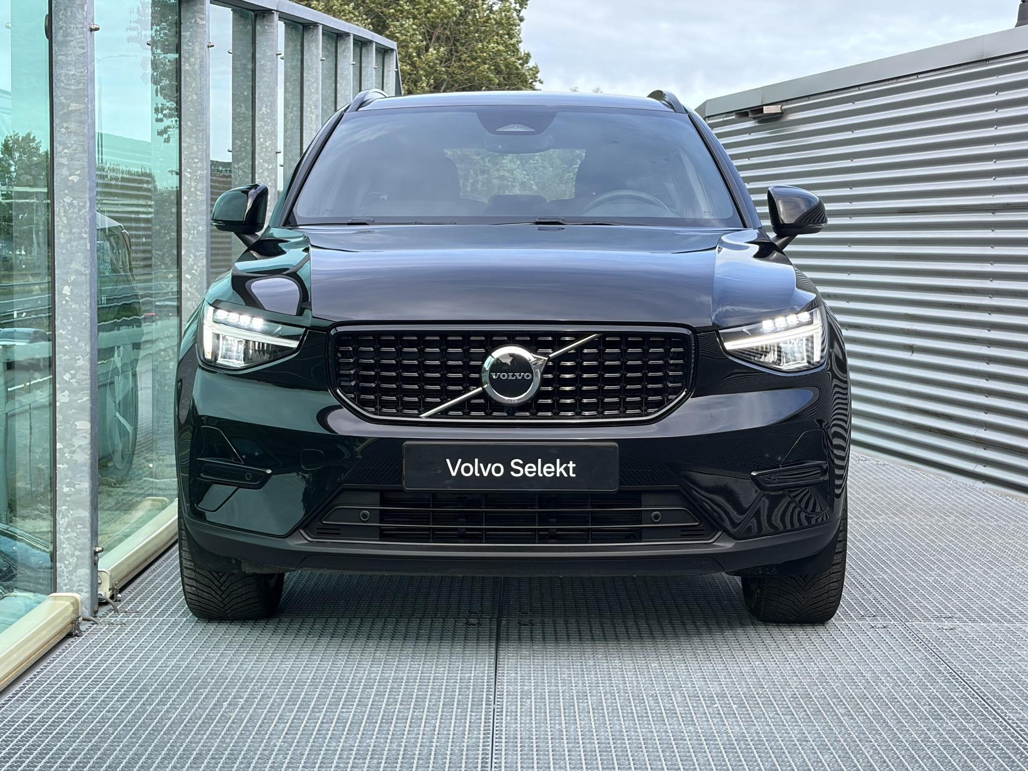 Volvo XC40 2.0 B4 Plus Dark Mild hybrid Automaat, Trekhaak s, Gebruikt, 4 cilinders, Automatische klimaatregeling, Zwart