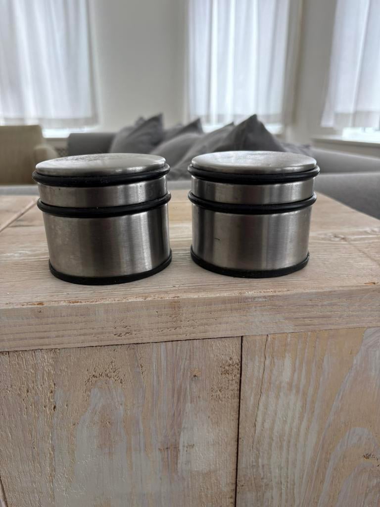 Twee metalen deurstoppers, Ophalen, Zo goed als nieuw