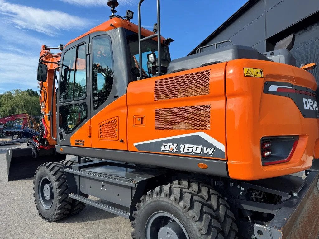Doosan DX160-7 280 uur ! NIEUW STAAT (bj 2023), Zakelijke goederen, Machines en Bouw | Kranen en Graafmachines, Graafmachine
