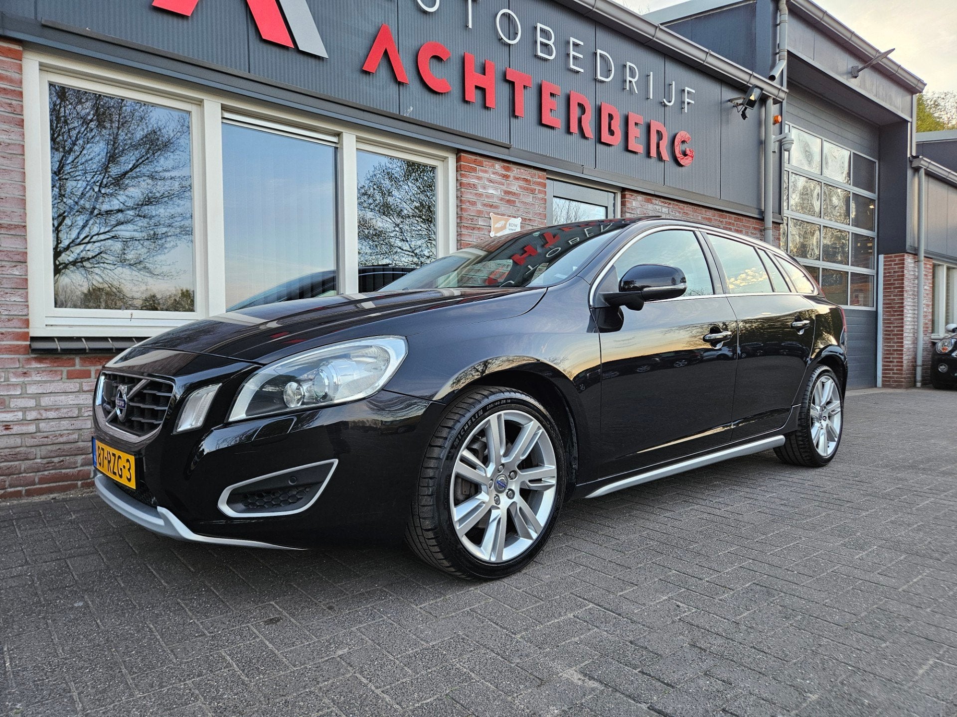 Volvo V60 2.0T Summum Automaat! Trekhaak! Schuifdak! Xenon!, Auto's, Volvo, 1502 kg, 4 cilinders, Zwart, 203 pk