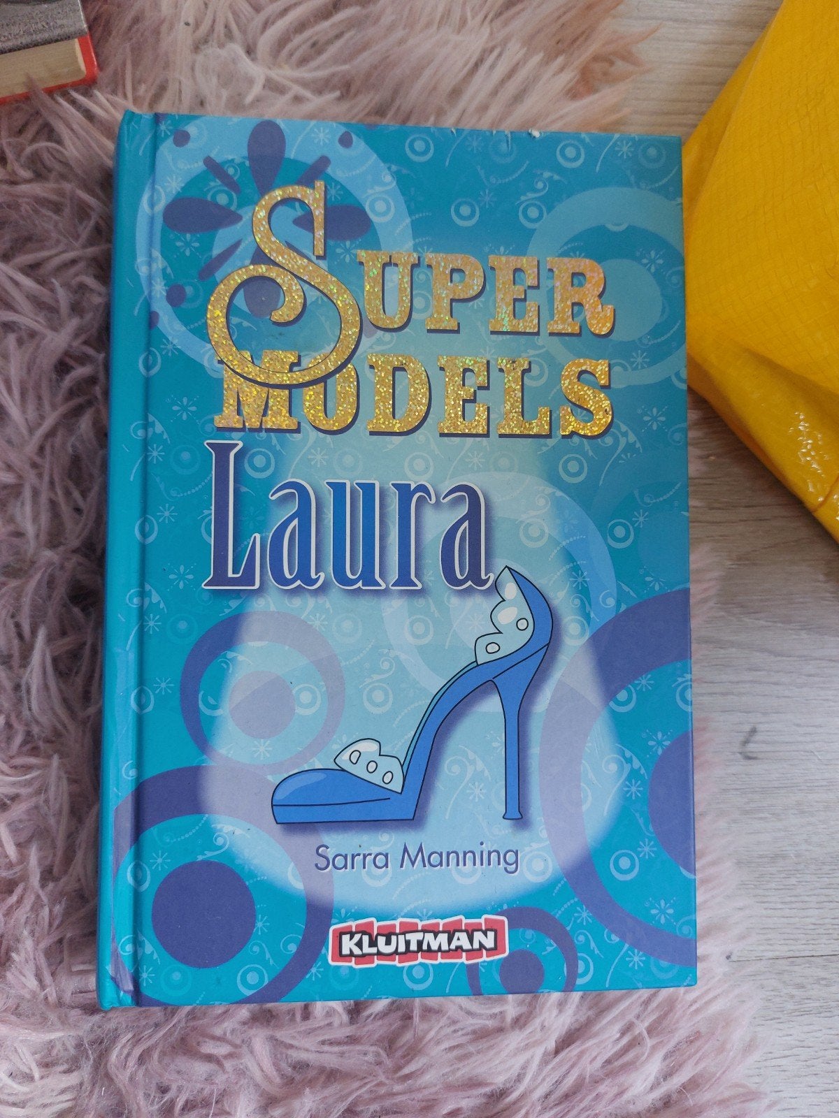 Supermodellen Laura - Sarra Manning (Kluiman), Ophalen
