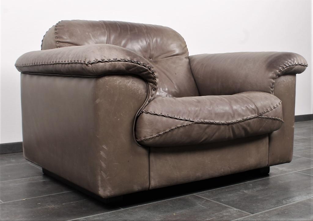 De Sede DS101 fauteuil in grijs leer (2 stuks beschikbaar), Huis en Inrichting, Fauteuils, Gebruikt, Hout, Leer, Metaal, 50 tot 75 cm
