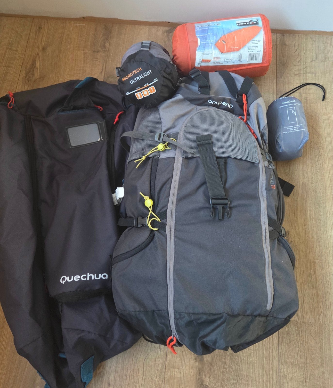 Quechua Forclaz 70L rugzak met slaapzak en lakenzak, Caravans en Kamperen, Ophalen of Verzenden, Zo goed als nieuw