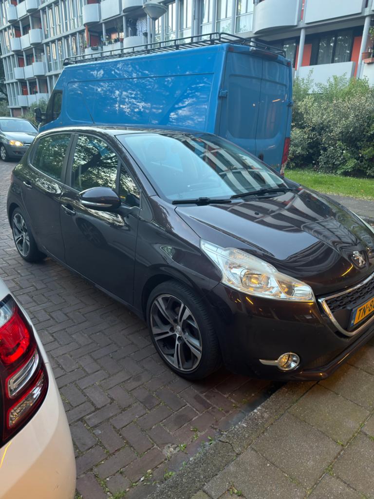 Peugeot 208 (2013) - Netjes - Motor loopt op 2 cilinders, Voorwielaandrijving, Euro 5, Parkeersensor, Handgeschakeld