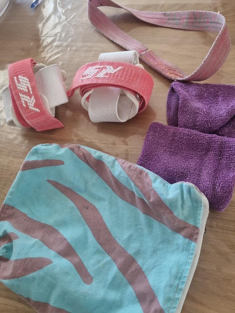 Turnleertjes, zweetbanden en tasje - Gebruikt, prima staat, Sport en Fitness, Turnen, Ophalen of Verzenden