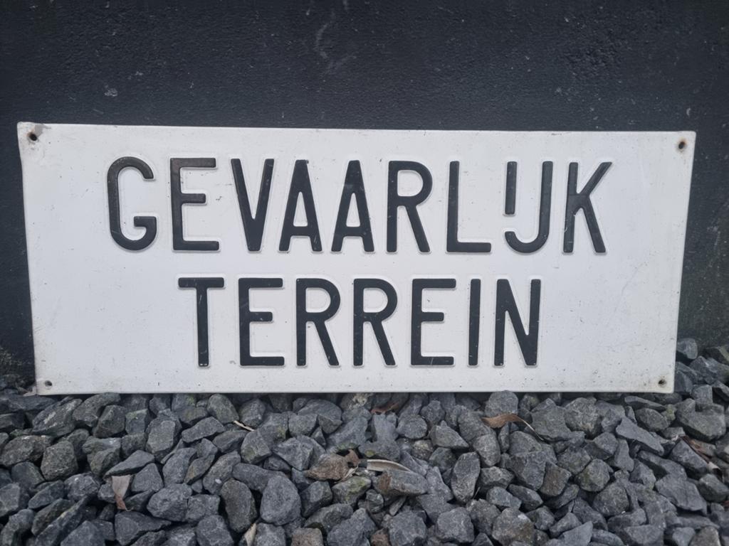 Oud Metalen Defensie bord
Gevaarlijk terrein., Antiek en Kunst, Antiek | Emaille, Ophalen of Verzenden