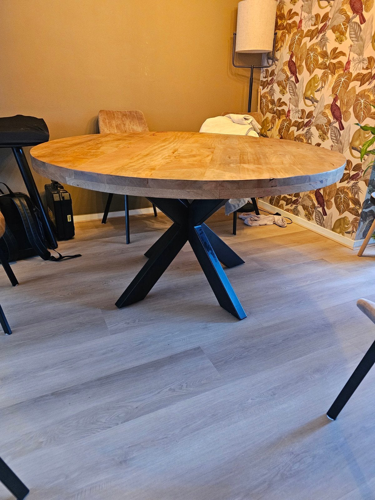 Ronde eettafel mangohout met zwart metalen spinpoot, Modern, Industrieel, Rond, Zo goed als nieuw, Vier personen