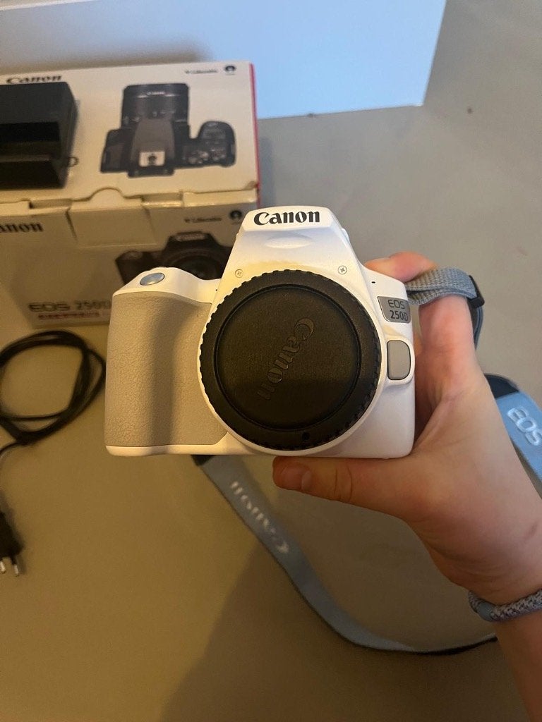 Canon 250D met kitlens, accu en lader, Spiegelreflex, Zo goed als nieuw, 20 megapixels, Geen optische zoom