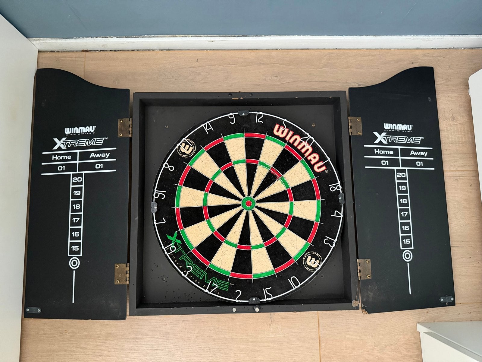 Winmau Xtreme Dartbord met kast, Sport en Fitness, Ophalen of Verzenden, Gebruikt, Dartbord met pijlen
