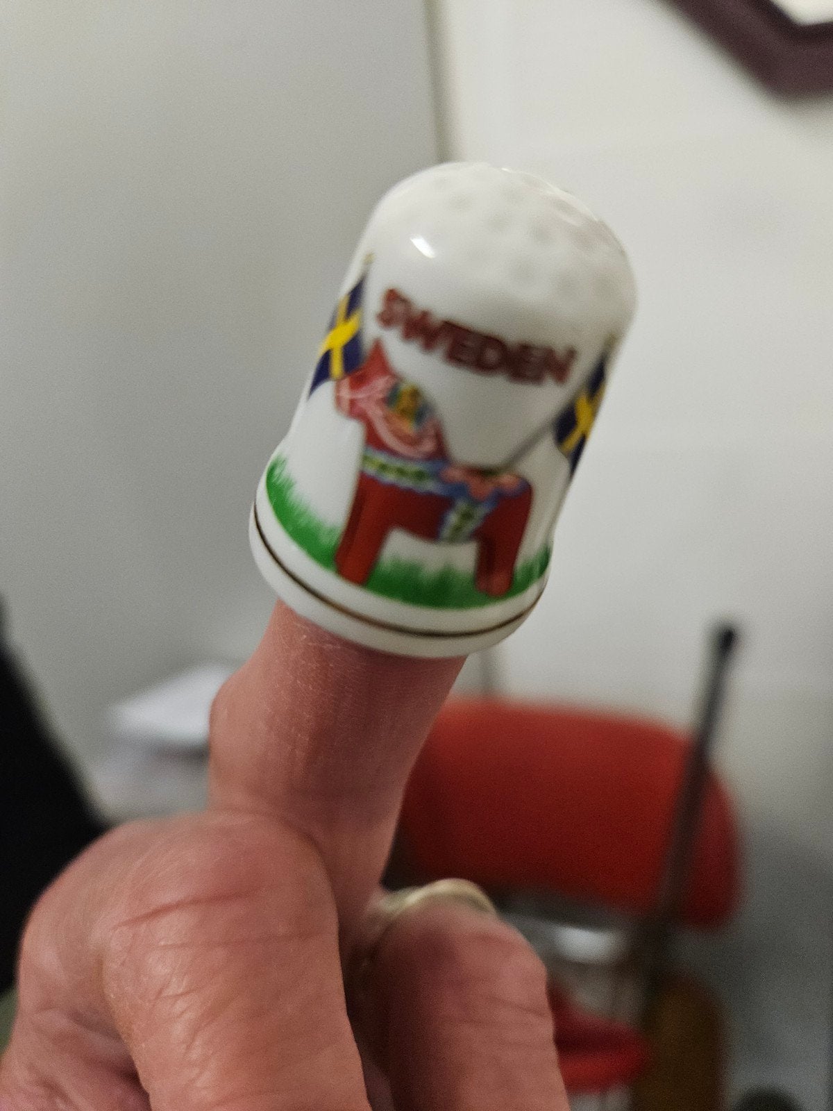 Vingerhoedje Zweden met Dala paard en vlaggen, Ophalen of Verzenden, Zo goed als nieuw, Porselein, Buitenland