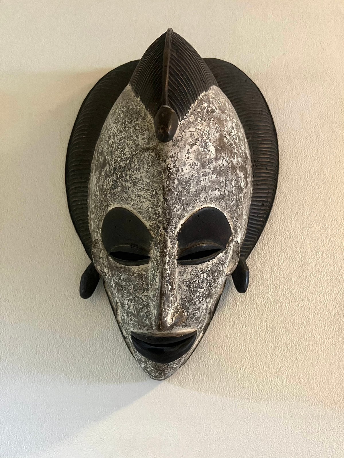 Afrikaans masker hout en witte klei Gabon, Ophalen of Verzenden