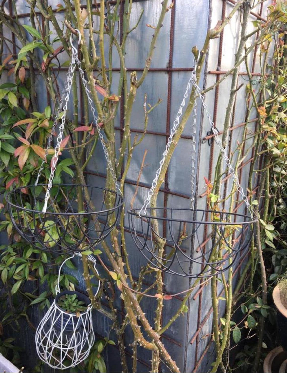 Hangende korven bloempotten plantenbakken set van 2, 25 tot 40 cm, Gebruikt, Rond, Ophalen of Verzenden