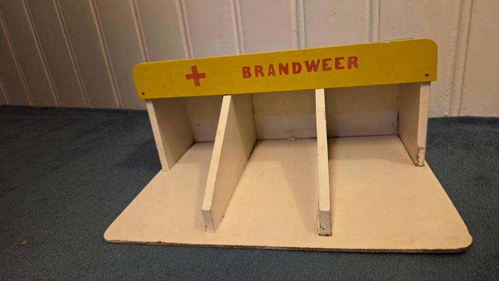 Oude houten speelgoed brandweer kazerne ambulance garage, Verzenden, Gebruikt, Meubelstuk of Keukentje