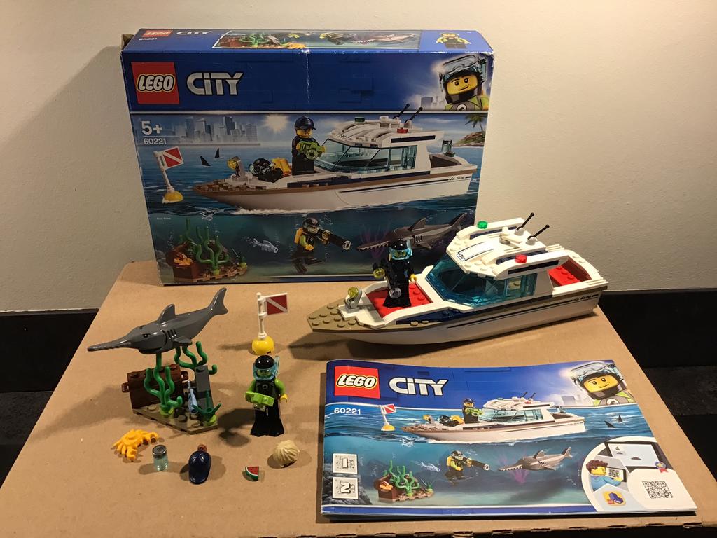 Lego City 60221 -  Diving Yacht, Ophalen of Verzenden, Gebruikt