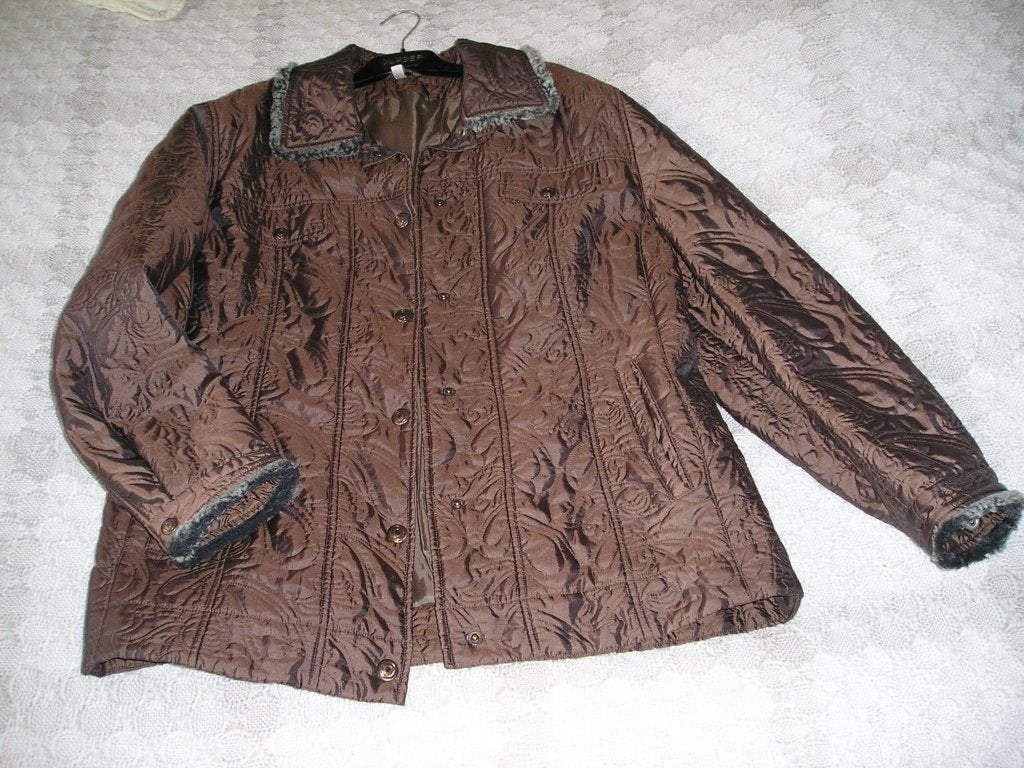 bruine winterjas met "bont" randjes maat 42, Ophalen, Zo goed als nieuw, Maat 42/44 (L), Bruin