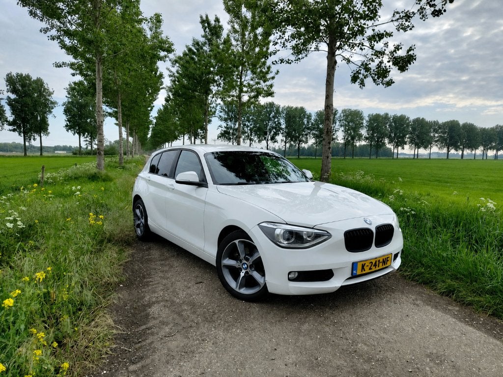 BMW 118I Aut | Bi-Xenon | Cruise | Airco | Stoelv | Trekhaak, Auto's, BMW, 4 cilinders, Wit, 1200 kg, Particulier