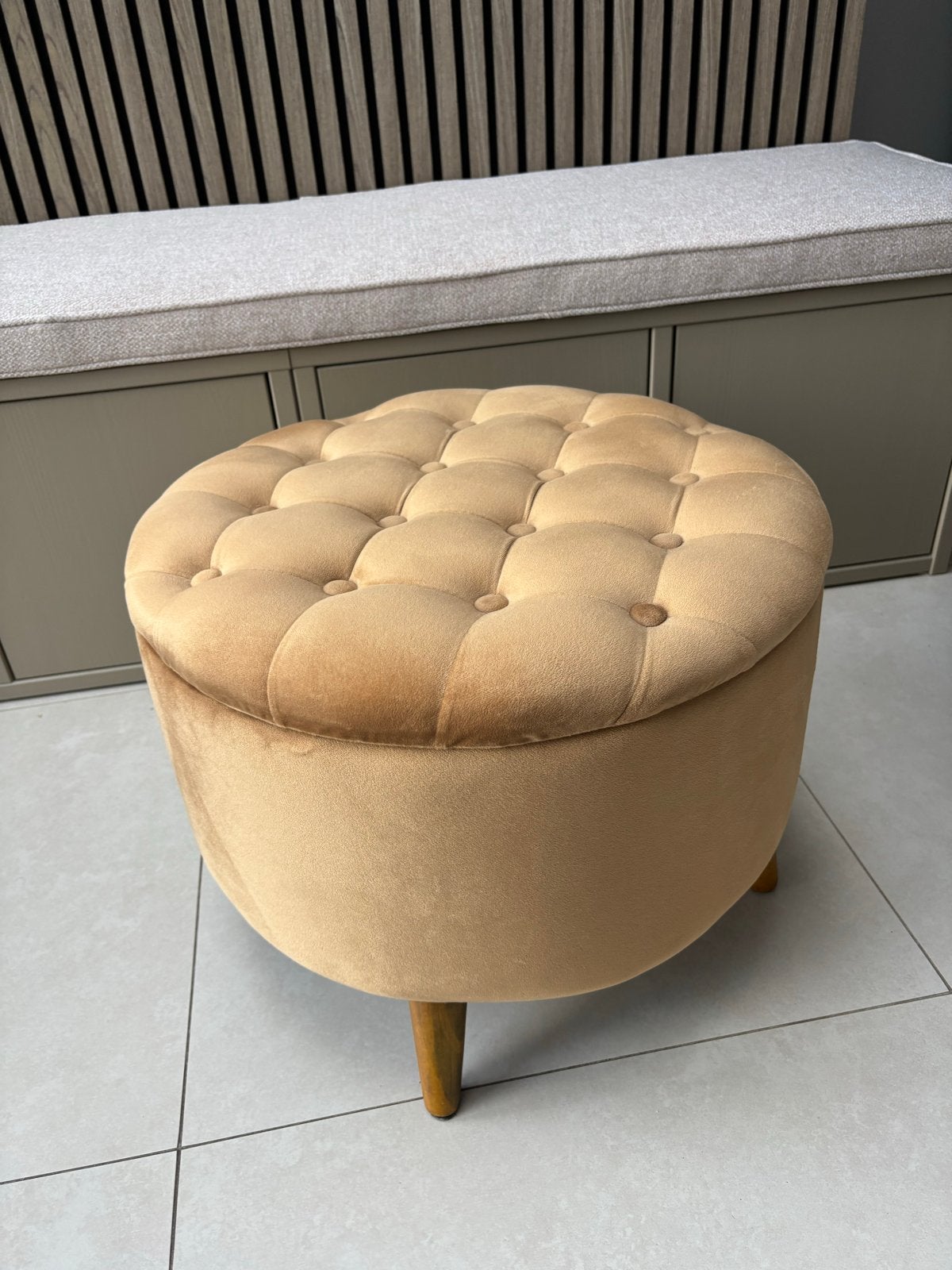 Beige poef/hocker met opbergruimte - dm 49cm, Ophalen, Minder dan 50 cm, Rond, Zo goed als nieuw