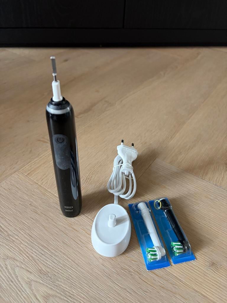 Oral-B elektrische tandenborstel met oplader en opzetborstel, Ophalen of Verzenden, Zo goed als nieuw, Tandenborstel