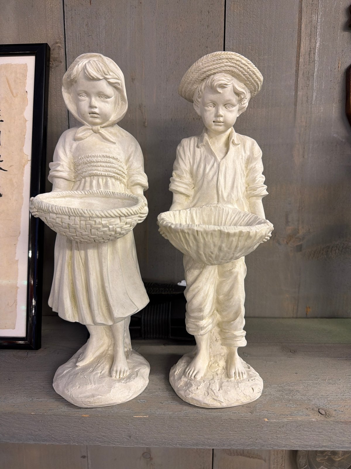 Set van 2 Beelden: Jongen en Meisje met Manden, Ophalen, Gips, 50 - 100 cm, Handgemaakt