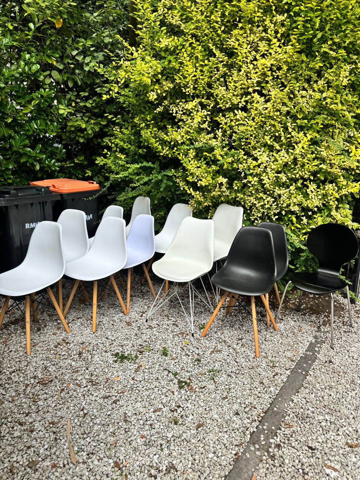 Gratis af te halen: Diverse stoelen (6x wit, 2x wit met onde, Huis en Inrichting, Stoelen, Ophalen, Kunststof, Gebruikt, Wit